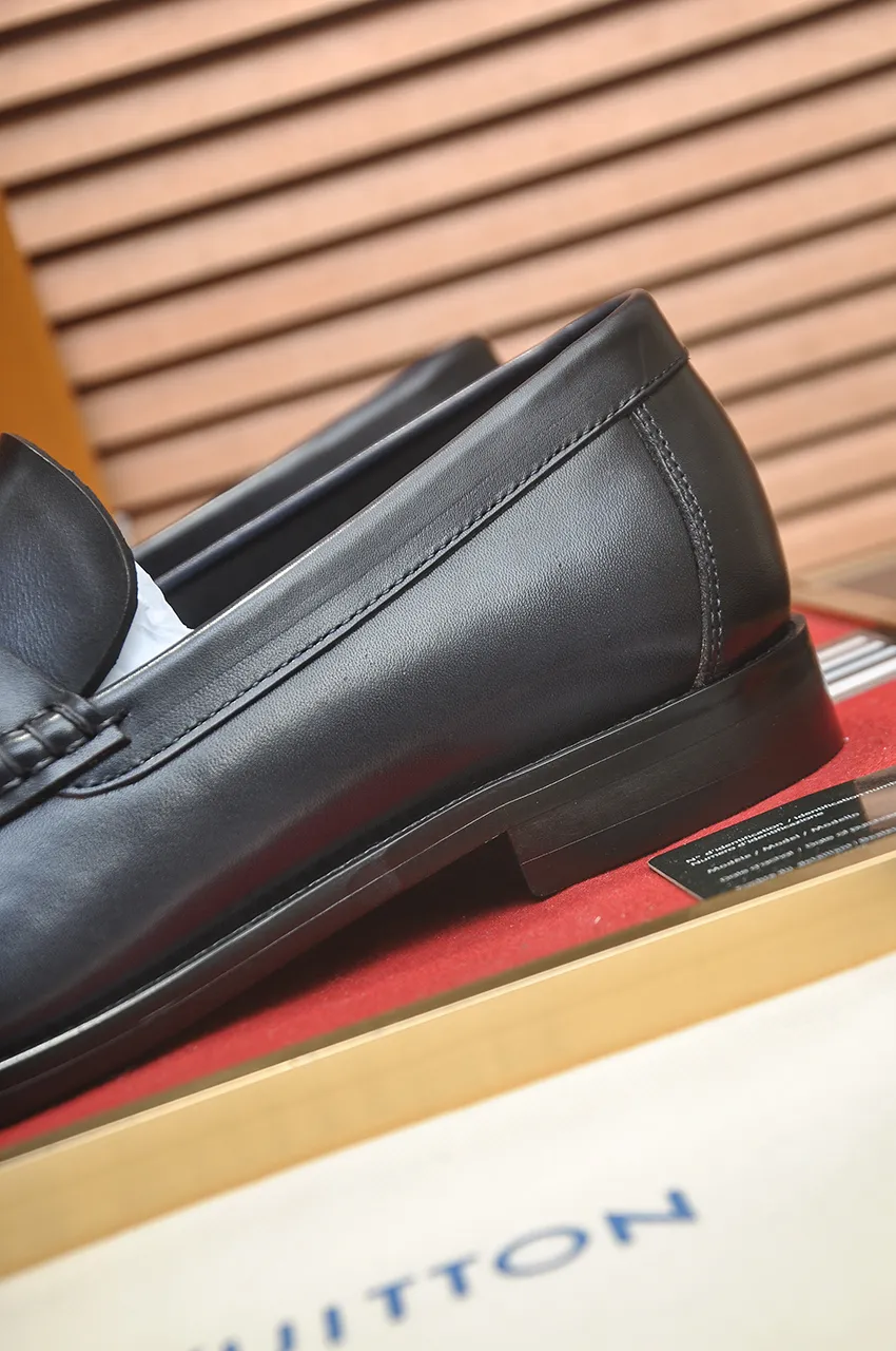 Men's men's shoes 💰560💶 [LV] (original single cowhide lining) 🍀LV's latest genuine leather business suit shoes are launched simultaneously on the official website. The first-layer cowhide imported from Italy is made of heavy gold, 💥1:1 rubber outsole from the official website. Versatile to wear, high-end without losing class, and the color combination is extraordinary. This four-season style is alluring when worn on your feet, showing off your big-name flair. Standard code 38-44 (45 customized)